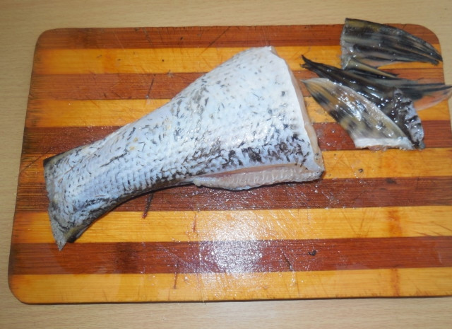 1. Этап. Уха из щучьих голов: Рыбьи части промойте. Удалите плавники.