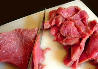 1. Этап. Говядина с ананасом: 2. Говяжье филе нарежьте тонкими пластинами. Натрите на него сверху мякоть ананаса и оставьте так минут на 20. Мясо будет более мягким.