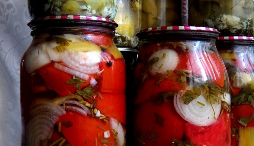 1. Этап. Салат из помидоров с перцем на зиму: Храните готовую консервацию в кладовке. Приятного аппетита!