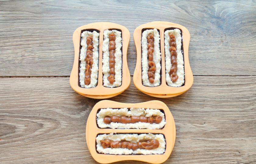 1. Этап. Глазированные сырки со сгущенкой: При помощи кондитерского мешка разложите вареную сгущенку в углубление в твороге.