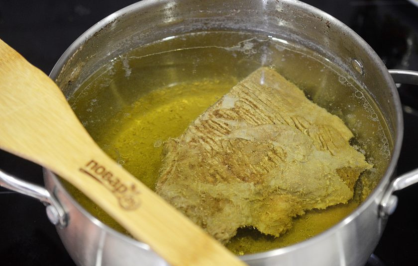 1. Этап. Кислые щи с перловкой: 2. Отварите мясо на небольшом огне до готовности.