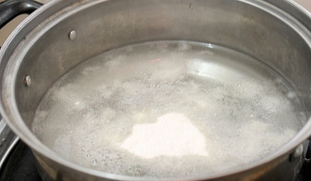 1. Этап. Торт из творога без выпечки: 4. В кастрюлю налить воду и довести до кипения. Добавить в воду желатин и на медленном огне его полностью растворить.