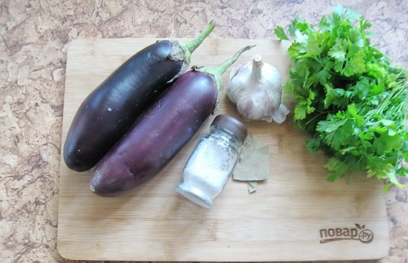 1. Этап. Квашеные фаршированные баклажаны: Подготовьте баклажаны, соль, чеснок, петрушку и воду.