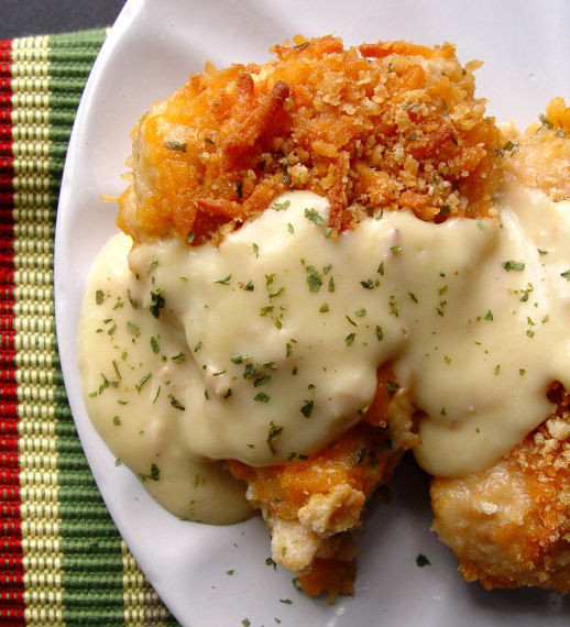 1. Этап. Курица под белым соусом: 4. Для соуса взбиваем вместе сметану, размягченное масло и специи. Взбиваем венчиком или миксером на маленькой скорости. Поливаем каждый кусочек перед подачей. Готово!