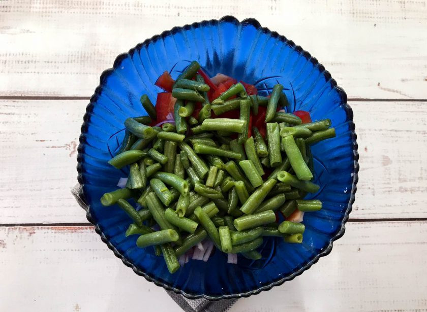 1. Этап. Салат с мидиями и стручковой фасолью: Фасоль обжарьте на хорошо разогретой сковороде и выложите ее к остальным ингредиентам.