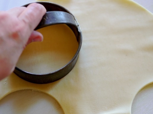 1. Этап. Корзинки с яблочной начинкой: 3. Раскатайте пласт теста и вырежьте небольшие кружочки.