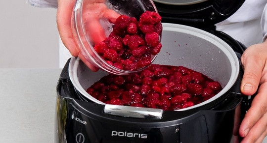 1. Этап. Варенье из малины в мультиварке: Когда сироп остынет, выкладываем в чашу малину, перемешиваем все и оставляем эту массу на час настаиваться.