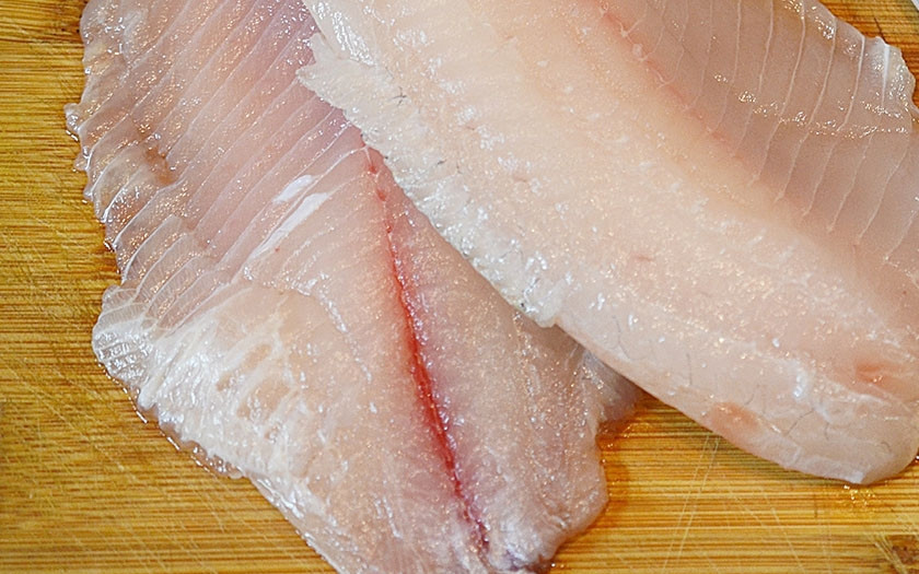 1. Этап. Тилапия Milanese: 1. Рыбу надо разморозить, большие куски порезать и опустить в молоко на 15 минут.