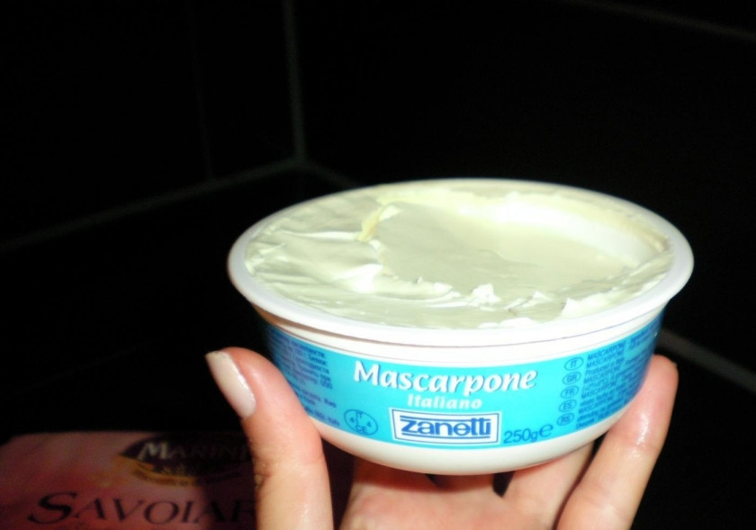 1. Этап. Тирамису без сырых яиц: 2. После того, как сливки готовы, добавляем к ним маскарпоне, лопаткой аккуратно перемешиваем массу сверху вниз.