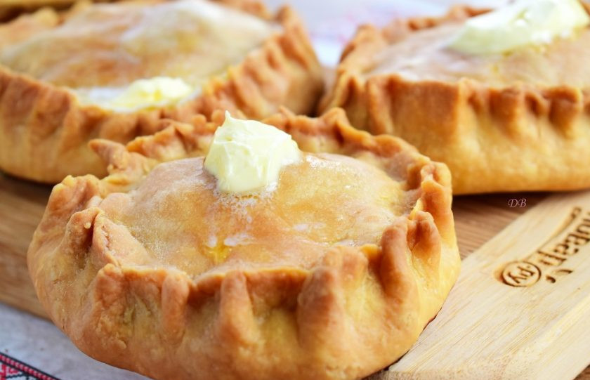 1. Этап. Сочный элеш с курицей: Готовую выпечку смажьте сливочным маслом, накройте хлопчатобумажным полотенцем на 10 минут и подавайте к столу. Приятного аппетита!