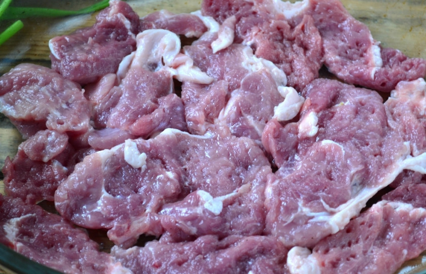 1. Этап. Мясо под шубой: 5. На дно жаропрочной формы для запекания выложите мясо в один слой, посолите и поперчите его.