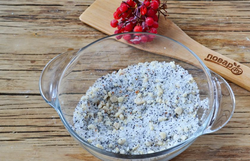 1. Этап. Ушки-завитушки: К измельченному арахису добавьте мак и сахар, перемешайте. Пропорции можете менять по своему вкусу.