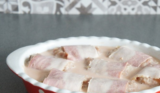 1. Этап. Ленивые голубцы в беконе: По желанию можно сделать соус: смешать 1ч. л. томатной пасты, 2 ст. л сметаны, полстакана воды. Залить голубцы и отправить выпекаться при 180 градусах 45 минут. Ориентируйтесь на свою духовку.