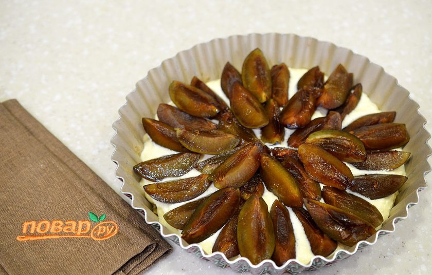 1. Этап. Песочный сливовый пирог: 8. Выложите сверху сливу.