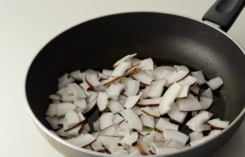 1. Этап. Жареный кокос: Добавьте кокос. Перемешайте.