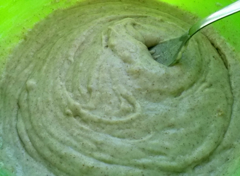 1. Этап. Вегетарианская шарлотка без яиц: Добавьте теперь муку пшеничную, перемешайте тесто с помощью вилки.