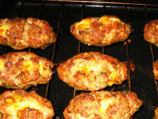 1. Этап. Фарш на гриле: Готовим до золотистой корочки, не забудьте котлетки перевернуть. Хорошо, если в духовке есть функция гриля.