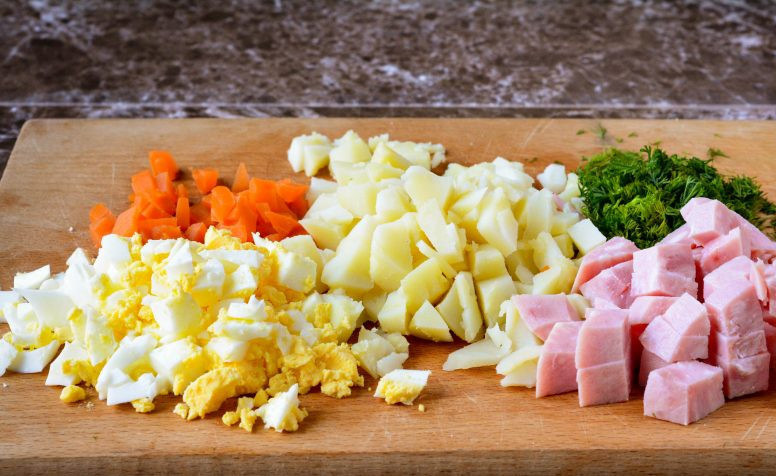 1. Этап. Салат Грибная поляна с ветчиной: Заранее сварите картофель и морковку до мягкости, варятся корнеплоды около 20 минут. Также сварите вкрутую куриные яйца. Сваренные компоненты остудите и нарежьте кубиками - картофель, морковку и яйца. Также нарежьте кубиками и ветчину. Мелко нарежьте свежий укроп.