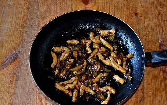 1. Этап. Курица по-китайски с баклажанами: Перемешайте и томите еще пару минут, чтобы все как следует пропиталось вкусами и ароматами.