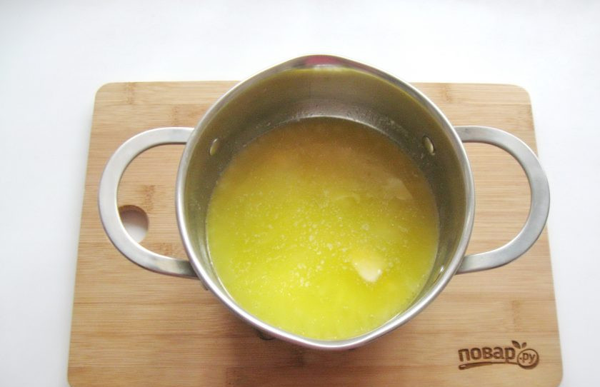 1. Этап. Торт Сент-Оноре: Прежде всего необходимо сделать заварное тесто. В кастрюлю налейте воду, добавьте щепотку соли и выложите сливочное масло. Поставьте кастрюлю на плиту и доведите масло до полного растворения.