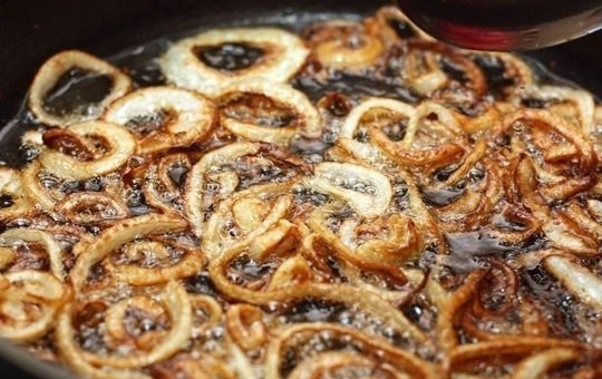 1. Этап. Плов на сковороде: Обжариваем лук на большом огне так, чтобы он стал коричневого цвета.