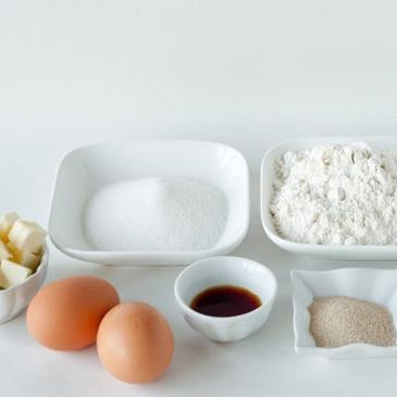 1. Этап. Ванильный хлеб: 1. Сделать тесто. В миске крюком для теста перемешать 3 1/2 чашки муки, сахар, дрожжи и соль. В небольшой миске смешать нарезанное кусками сливочное масло и горячую воду. Размешивать до тех пор, пока масло полностью не растает, затем размешать с молоком. Взбить с яйцами и перемешать с ванильным экстрактом. Добавить мучную смесь в яичную смесь и взбить миксером на низкой скорости. Увеличить скорость и продолжать перемешивать до однородной консистенции. После того, как тесто станет однородным, увеличить скорость и замешивать 10 минут, пока тесто не станет гладким и эластичным. Если тесто по-прежнему очень липкое после 5 минут, добавить еще дополнительное количество муки, пока тесто не станет менее липким.