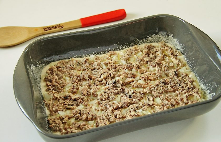 1. Этап. Студенческий пирог: Поверх картофеля и лука разложите кусочки размятой вилкой рыбы.