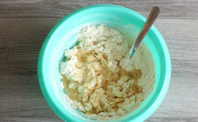 1. Этап. Дрожжевой пирог с яблоками и изюмом: Влейте растительное масло. Начните тесто месить руками.