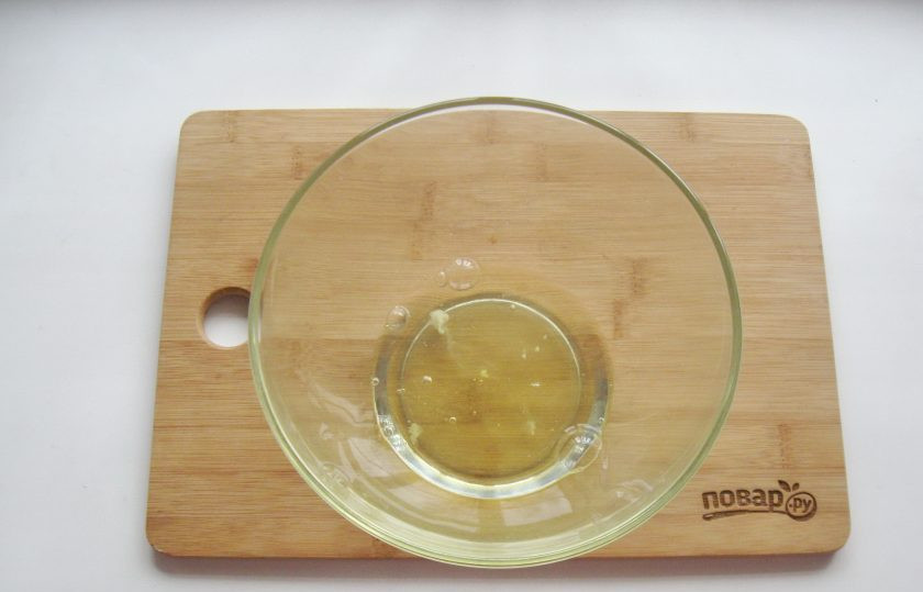 1. Этап. Белковый крем с агар-агаром: Белки выложите в глубокую миску.