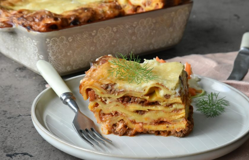 1. Этап. Лазанья с фаршем от Джейми Оливера: Это достаточно сытное блюдо. Подайте в дополнение к нему легкий и свежий салат.