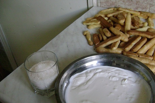 1. Этап. Поленница из заварного теста: 6. Важно не открывать духовку, пока пальчики не подрумянятся. После остудите их как следует. Параллельно приготовьте крем: взбейте сметану с сахаром.