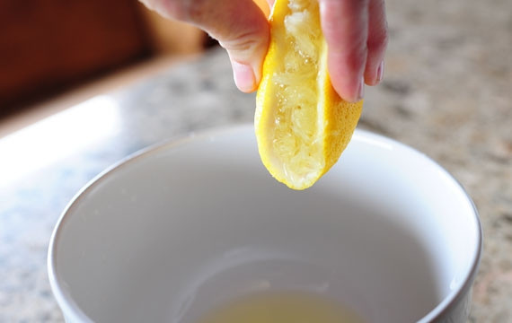 1. Этап. Греческий салат с сухариками: Выдавим сок из половинки лимона и смешаем его с маслом, солью, перцем и орегано.