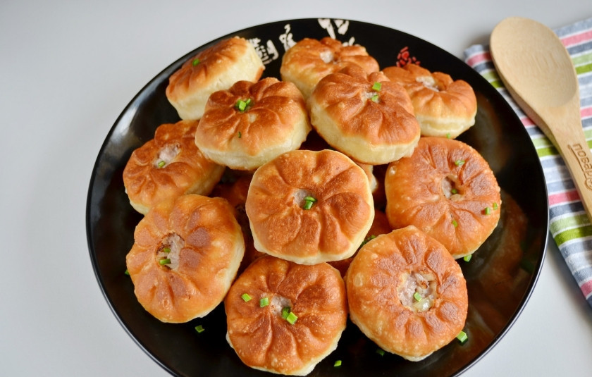 1. Этап. Беляши классические: Готовые беляши выкладывайте на салфетку, чтобы убрать лишний жир. Потом переложите в большую тарелку и подайте к столу с кувшином молока! Приятного!