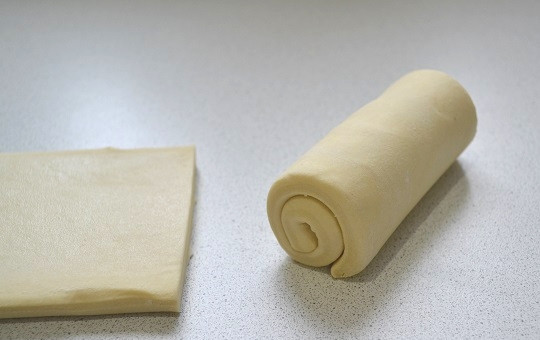 1. Этап. Гнезда из слоеного теста: 3. И скатайте в плотный рулетик.