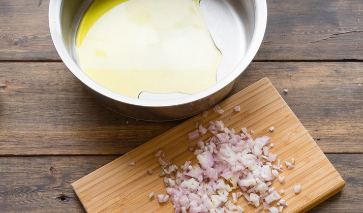 1. Этап. Теплый салат со спаржей: Измельчите лук-шалот.