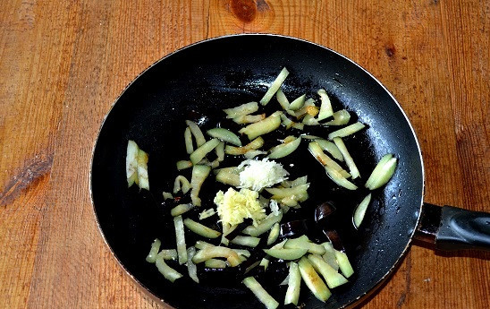 1. Этап. Курица по-китайски с баклажанами: Добавьте чеснок с имбирем и жарьте около 5 минут. Можно добавить немного воды, чтобы баклажаны быстрее приготовились.