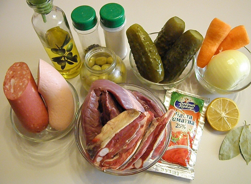 1. Этап. Солянка классическая: Подготовьте продукты для солянки. Можно использовать любые субпродукты и мясо на косточке, желательно говяжье. Я буду варить сердце свиное и грудинку говяжью.