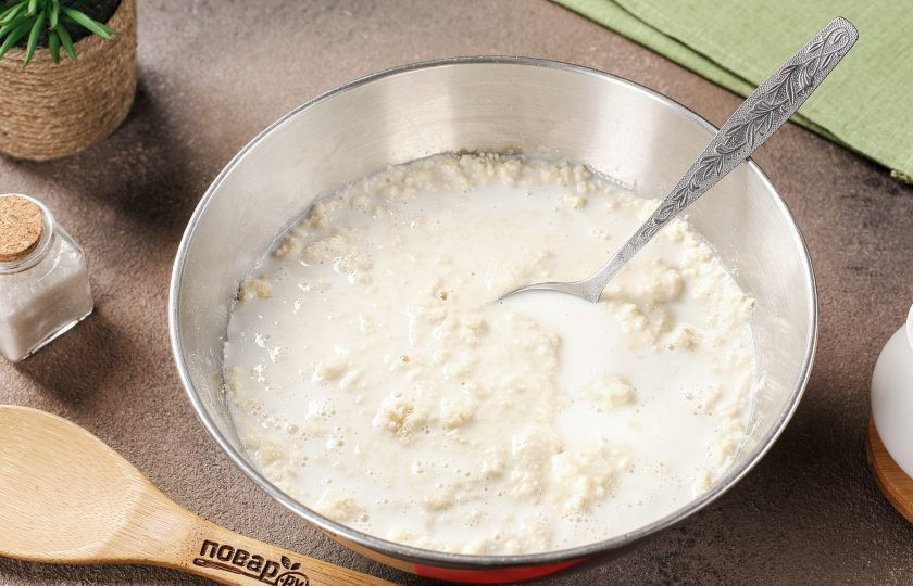 1. Этап. Хрущёвское тесто на сухих дрожжах: Добавьте молоко. Молоко можно взять из холодильника, подогревать его нет необходимости.