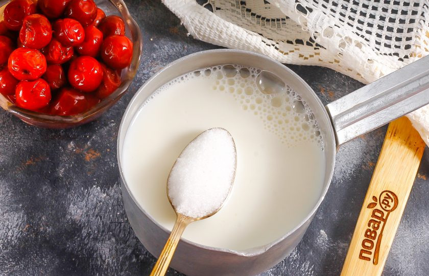 1. Этап. Панна-котта с вишней: Перелейте сливки в сотейник или казан, поместите емкость на плиту и прогрейте, но не доводите до кипения. Температура у сливок должна быть около 80-90 градусов. Всыпьте сахар, ванильный сахар и тщательно их размешайте.