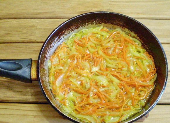 1. Этап. Картошка с морковью и луком: 7. Тем временем морковь и лук готовы.