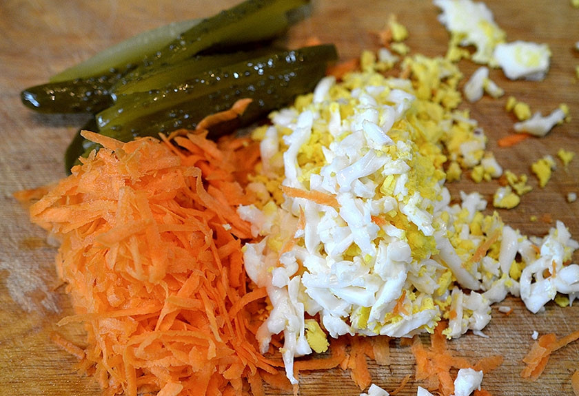 1. Этап. Рулет из рыбы с овощами: 1. Для начинки морковь и огурец нарежьте соломкой. Яйцо отварите и натрите на терке.