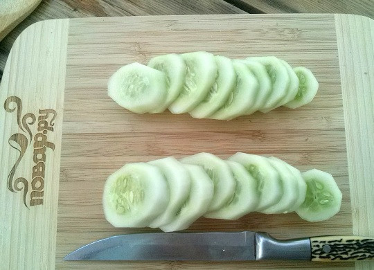 1. Этап. Мильфей: Помойте огурец, при необходимости очистите его от кожуры. Порежьте его кружочками шириной 0,5 см.