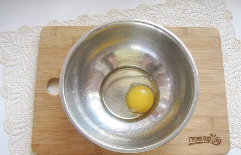 1. Этап. Бешбармак по-нанайски: Приготовьте тесто для рулетов. В миску разбейте яйцо.
