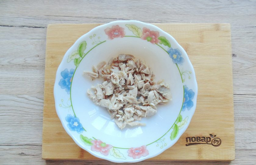 1. Этап. Салат с омлетом и яблоком: Отварное куриное мясо разберите на волокна или просто нарежьте соломкой. Выложите в салатник.