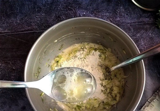 1. Этап. Кабачковая запеканка с тунцом: Высыпаем в кабачковую смесь муку. Соду гасим лимонным соком и отправляем туда же. Тщательно вымешиваем. Основа готова.