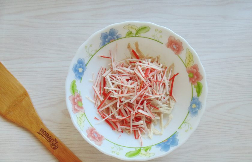 1. Этап. Салат Лиза: Крабовые палочки нарежьте тонкой соломкой. Добавьте к курице.