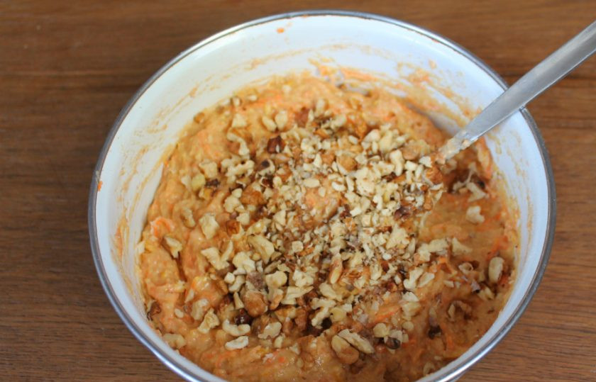 1. Этап. Морковный пирог без яиц: В морковное тесто добавляем колотые грецкие орехи.