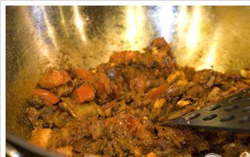 1. Этап. Классическое куриное карри: Перемешайте хорошенько.