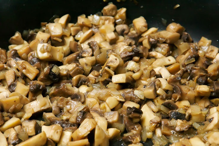 1. Этап. Соус из сливок для курицы: 3. Обжарить около 15-20 минут на среднем огне. В процессе посолить немного и при желании поперчить.