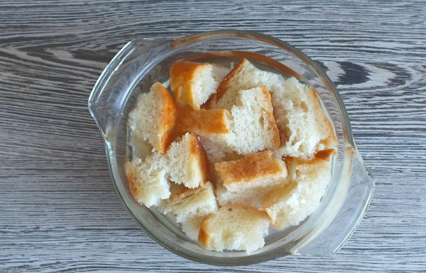 1. Этап. Мясные ватрушки с яйцом: Хлеб раскрошите и залейте водой так, чтобы она покрыла его. Оставьте на 10-15 минут для размягчения.